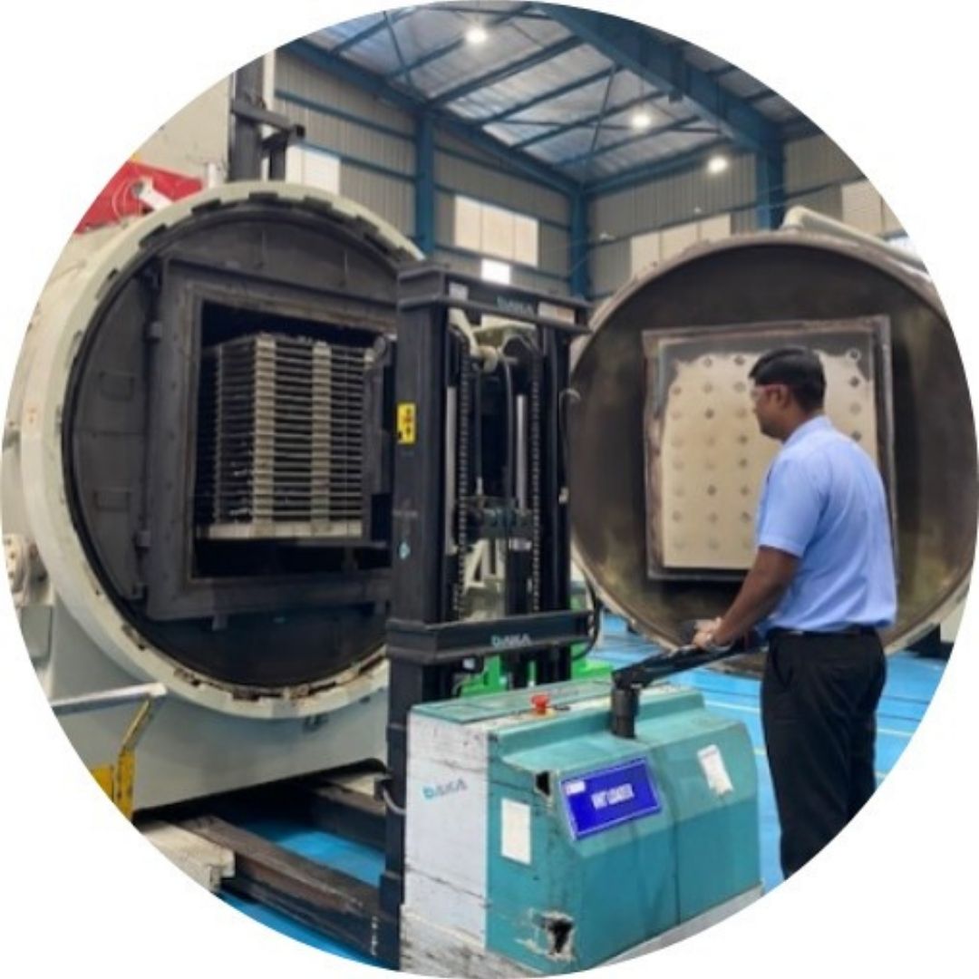 Vacuum heat treatment furnace